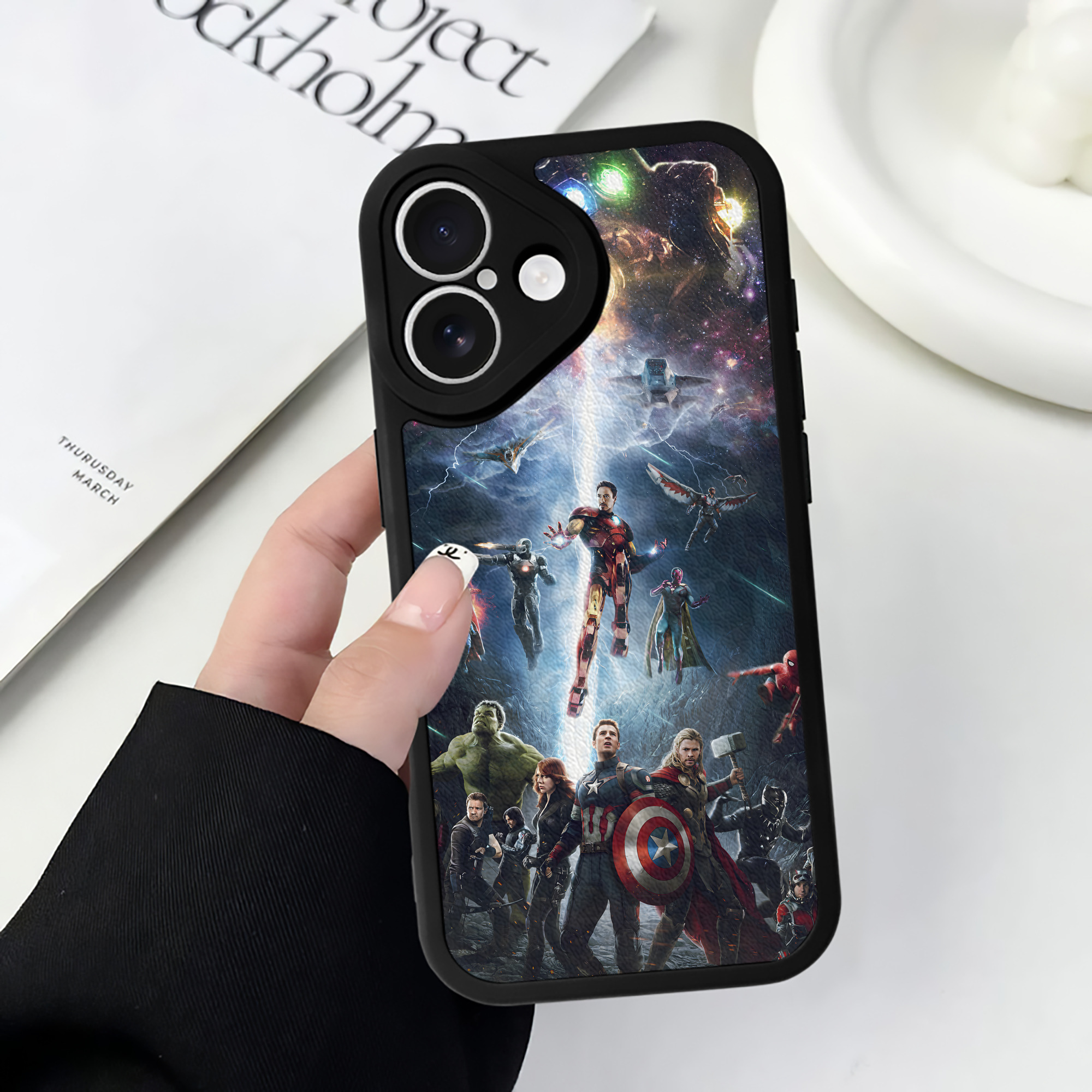 （画像用） アベンジャーズ The Avengers 【iPhone 16シリーズ対応】シリコンスマホケース（レザー調） 材質：シリコン